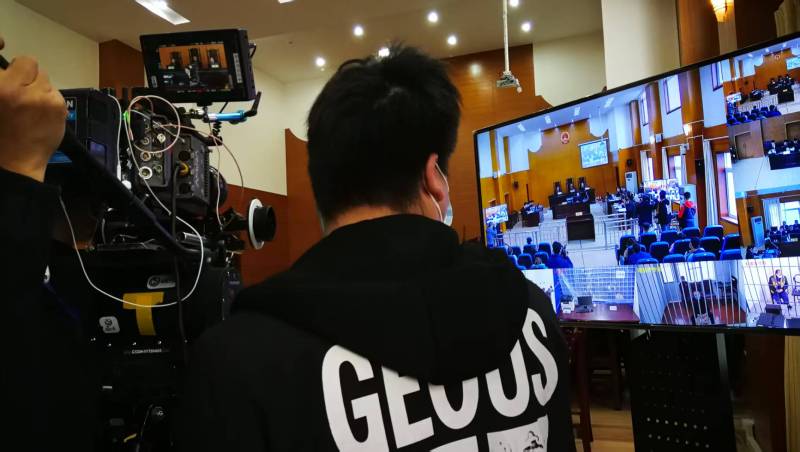 AI生成VS人工创意——商丘广告片拍摄公司的技术浪漫主义实践